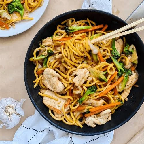 Schezwan noodles chicken